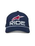 Alpinestars Ride Comp Snapback Hat, blu navy con accenti bianchi e rossi, caratterizzato da logo RIDE 3D, emblema con stella rossa e rifinitura con corda intrecciata bianca, visiera curva, copricapo casual da motorsport
