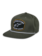 Alpinestars Promptus Snapback Hat, verde militare, visiera piatta con dettaglio corda bianca intrecciata, patch ricamata nera con bordo oro, logo bianco ALPINESTARS RACING AHEAD, copricapo casual lifestyle motorsport