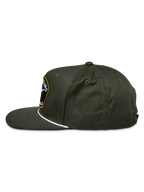 Cappello Snapback Alpinestars Promptus, verde militare, vista laterale che mostra la corona strutturata e la visiera piatta, con dettaglio a corda intrecciata bianca e patch frontale con logo ricamato, copricapo casual in twill di cotone