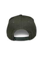Cappello Snapback Alpinestars Promptus, verde militare, vista posteriore con chiusura snapback regolabile e tessuto twill di cotone, piccola etichetta nera del marchio, copricapo casual ispirato al motorsport