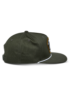 Cappello Snapback Alpinestars Promptus, verde militare, vista laterale di profilo che mostra la visiera piatta e la corona strutturata, dettaglio della corda intrecciata bianca alla base della corona, resistente tessuto twill di cotone, design sportswear casual