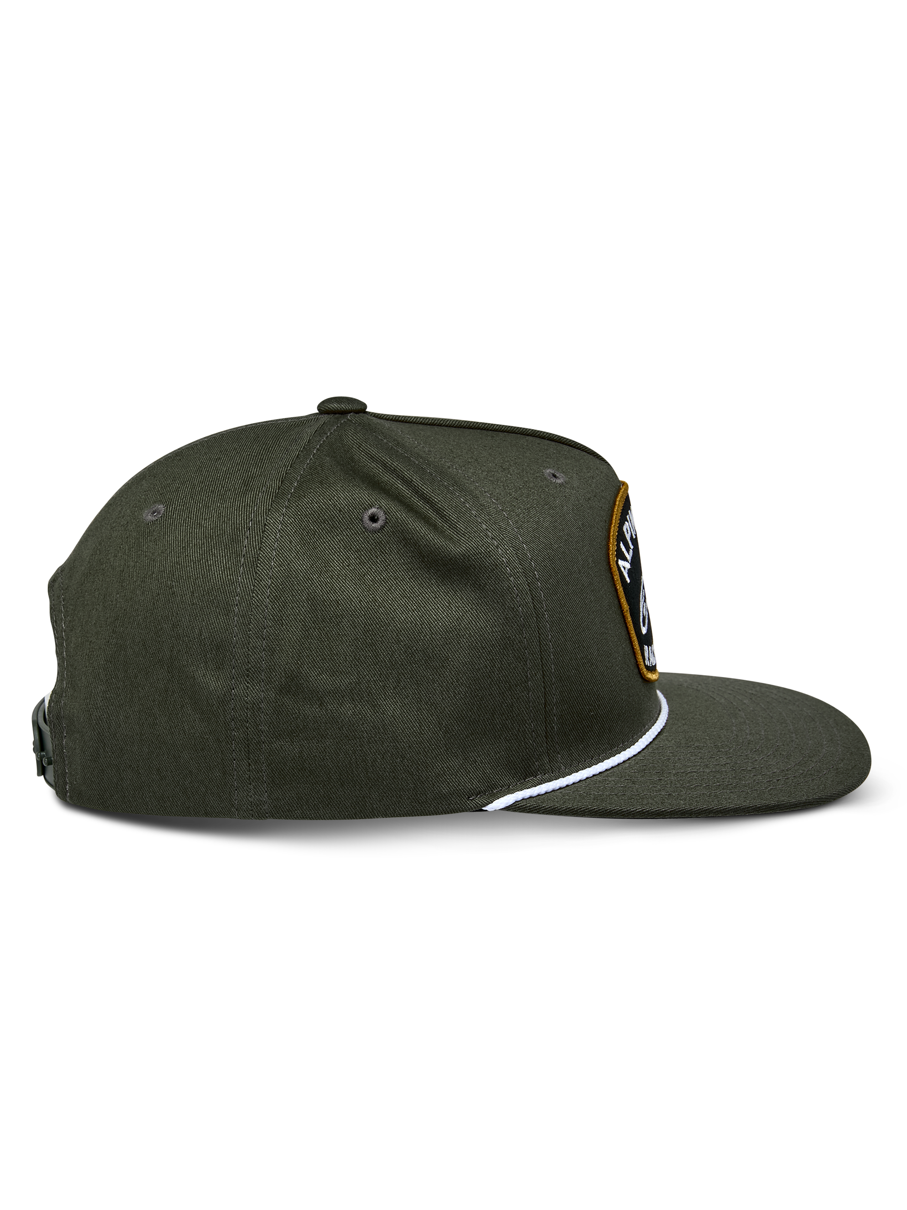 Cappello Snapback Alpinestars Promptus, verde militare, vista laterale di profilo che mostra la visiera piatta e la corona strutturata, dettaglio della corda intrecciata bianca alla base della corona, resistente tessuto twill di cotone, design sportswear casual