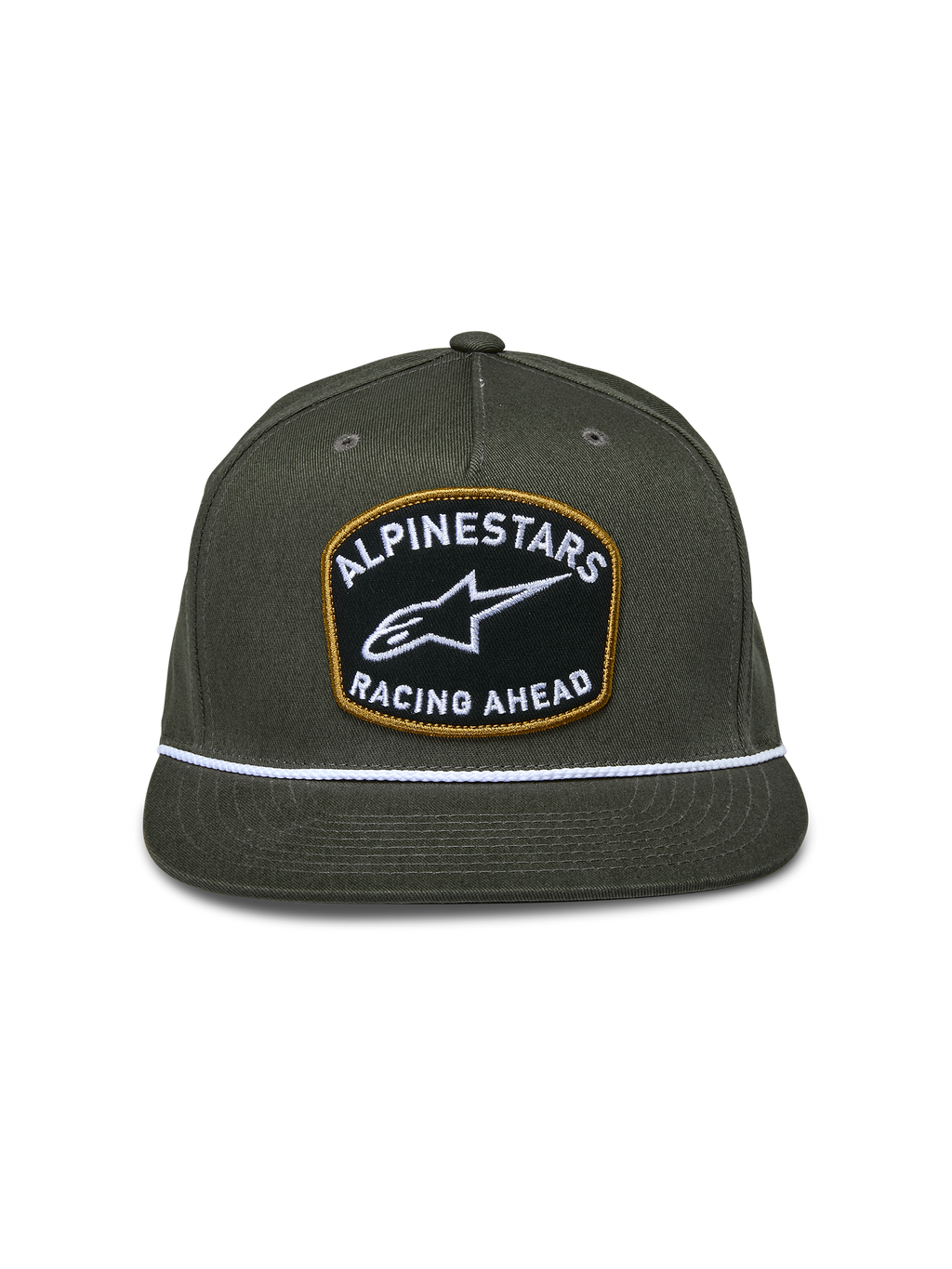 Cappello Snapback Alpinestars Promptus, verde militare, corona strutturata con visiera piatta, ampia patch frontale con ricamo bianco 'Alpinestars Racing Ahead' e bordo dorato, dettaglio con corda intrecciata bianca, copricapo casual da motorsport