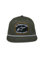 Cappello Snapback Alpinestars Promptus, verde militare, corona strutturata con visiera piatta, ampia patch frontale con ricamo bianco 'Alpinestars Racing Ahead' e bordo dorato, dettaglio con corda intrecciata bianca, copricapo casual da motorsport