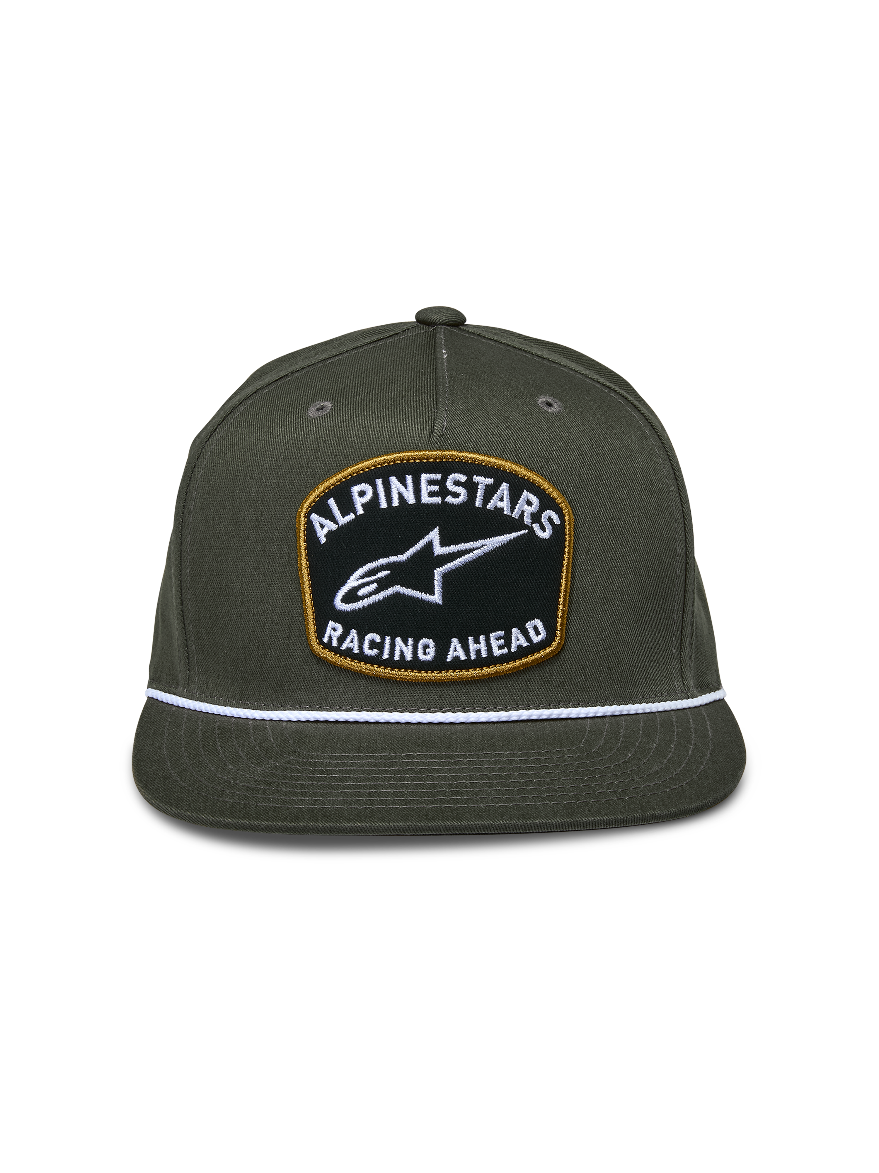 Cappello Snapback Alpinestars Promptus, verde militare, corona strutturata con visiera piatta, ampia patch frontale con ricamo bianco 'Alpinestars Racing Ahead' e bordo dorato, dettaglio con corda intrecciata bianca, copricapo casual da motorsport