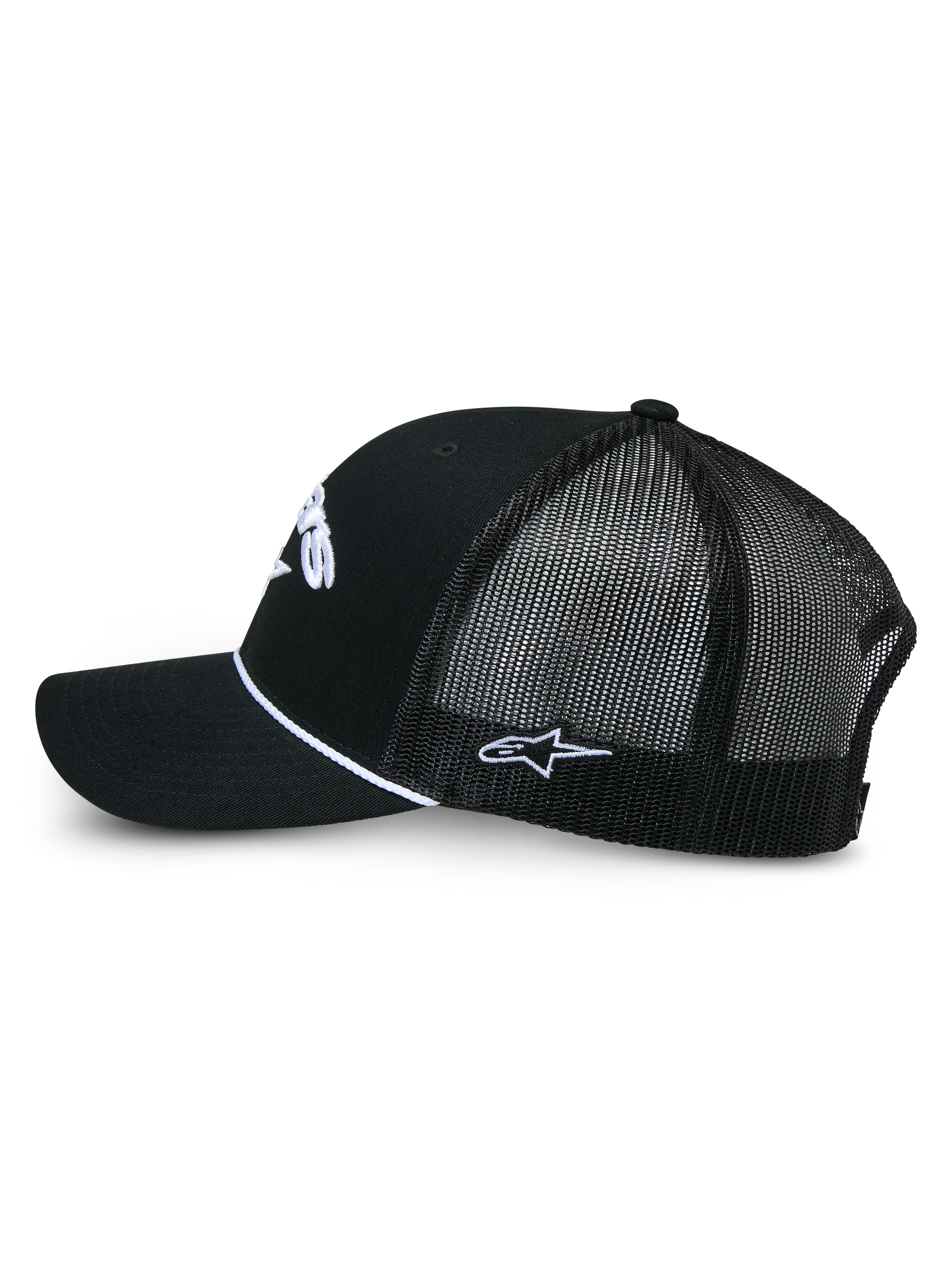 Cappello Alpinestars Agree Trucker, berretto trucker nero, vista laterale con parte anteriore in twill e retro in rete, dettaglio corda intrecciata bianca, loghi bianchi ricamati, copricapo casual ispirato al motorsport