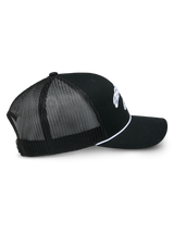 Cappello Alpinestars Agree Trucker, nero, vista laterale con retro in rete nera e pannelli frontali in twill, dettaglio corda intrecciata bianca, visiera curva, streetwear casual motorsport