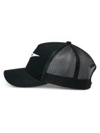 Alpinestars Cappello Trucker Ageless, nero, vista laterale di profilo, parte anteriore in twill di cotone strutturato con logo Astars ricamato bianco, retro in rete nera traspirante, visiera curva, accessorio casual motorsport