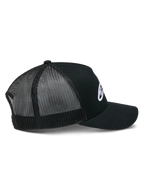 Alpinestars Cappello Trucker Ageless, nero, vista laterale con corona strutturata e logo Astars ricamato in bianco, visiera curva e pannelli posteriori in rete di poliestere nera traspirante.