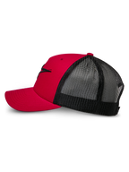 Alpinestars Ageless Trucker Hat, rosso e nero, vista laterale con visiera curva e parte anteriore strutturata con logo Astars nero ricamato in 3D, retro in rete nera per la traspirabilità, design classico ispirato al motorsport