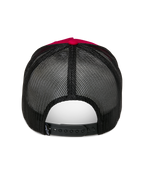 Cappello Alpinestars Ageless Trucker, rosso e nero, vista posteriore con retro in rete di poliestere nera e chiusura snapback regolabile, bottone superiore rosso e dettaglio della corona, copricapo casual da motorsport