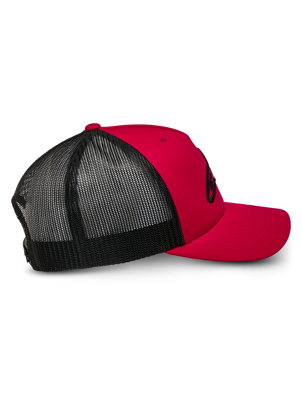Cappello Trucker Alpinestars Ageless, rosso e nero, vista laterale di profilo che mostra la parte anteriore rossa strutturata e la visiera curva con pannelli posteriori in rete traspirante nera, copricapo casual ispirato al motorsport