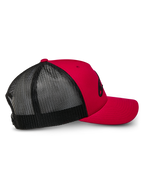 Cappello Trucker Alpinestars Ageless, rosso e nero, vista laterale di profilo che mostra la parte anteriore rossa strutturata e la visiera curva con pannelli posteriori in rete traspirante nera, copricapo casual ispirato al motorsport