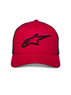 Cappello Trucker Alpinestars Ageless, rosso con retro in rete nera, logo Astars ricamato in 3D in nero sul davanti, visiera curva, copricapo casual ispirato al motorsport