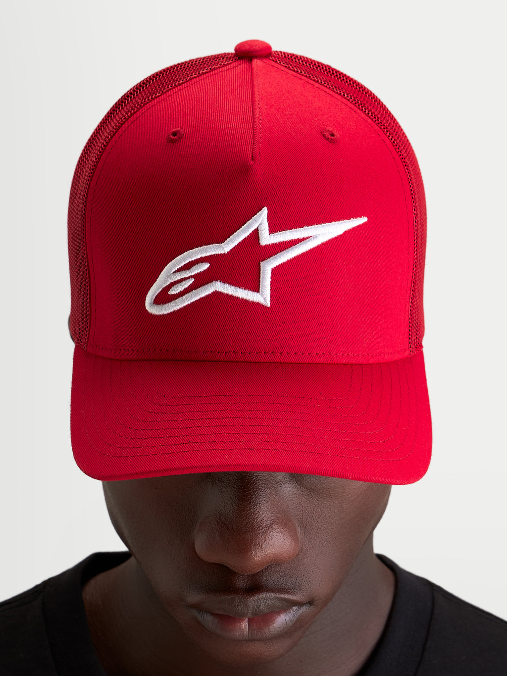 Alpinestars Cappello Ageless Snapback, cappello sportswear, rosso con logo Astars ricamato in bianco, corona strutturata e visiera curva indossato da un modello