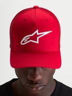 Alpinestars Cappello Ageless Snapback, cappello sportswear, rosso con logo Astars ricamato in bianco, corona strutturata e visiera curva indossato da un modello