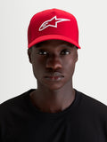 Alpinestars Cappello Ageless Snapback, cappello sportswear rosso indossato da un modello, con logo Astars ricamato in 3D bianco, visiera curva e corona strutturata in twill di cotone