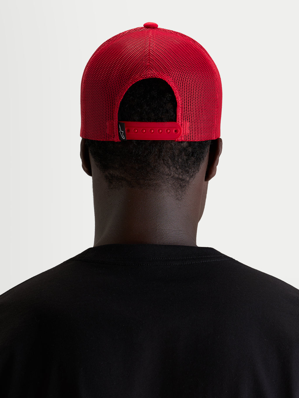 Alpinestars Cappello Ageless Snapback, cappello casual sportivo rosso, vista posteriore che mostra la chiusura snapback regolabile e i pannelli in rete indossato da un modello