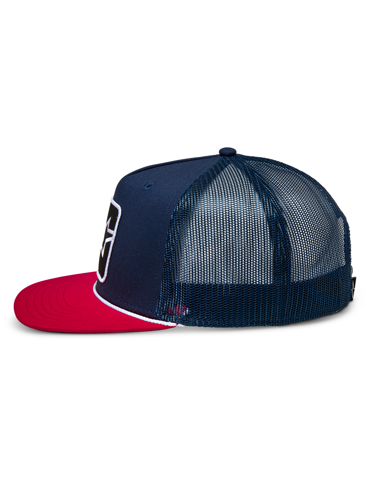 Cappello Alpinestars Control Trucker, vista laterale, blu navy con visiera piatta rossa, dettaglio corda intrecciata bianca, pannelli posteriori in rete, copricapo casual ispirato al motorsport