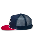 Cappello Alpinestars Control Trucker, vista laterale, blu navy con visiera piatta rossa, dettaglio corda intrecciata bianca, pannelli posteriori in rete, copricapo casual ispirato al motorsport