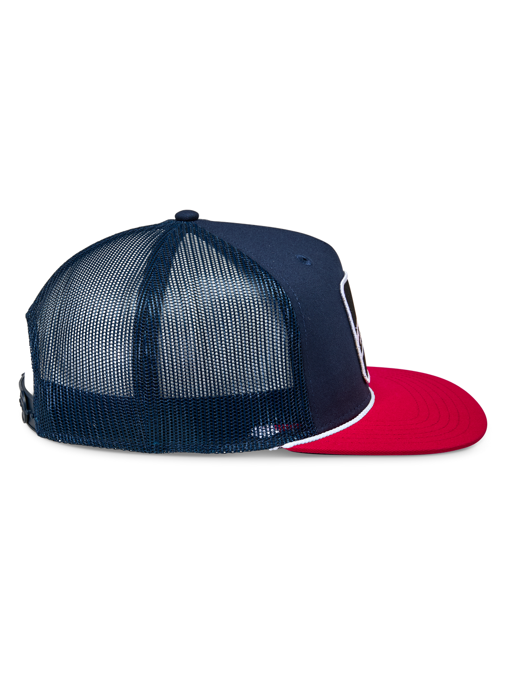 Cappello Alpinestars Control Trucker, blu navy e rosso, vista laterale di profilo che mostra la parte anteriore in twill navy e i pannelli posteriori in rete, visiera piatta rossa con dettaglio in corda intrecciata bianca, copricapo casual ispirato al motorsport