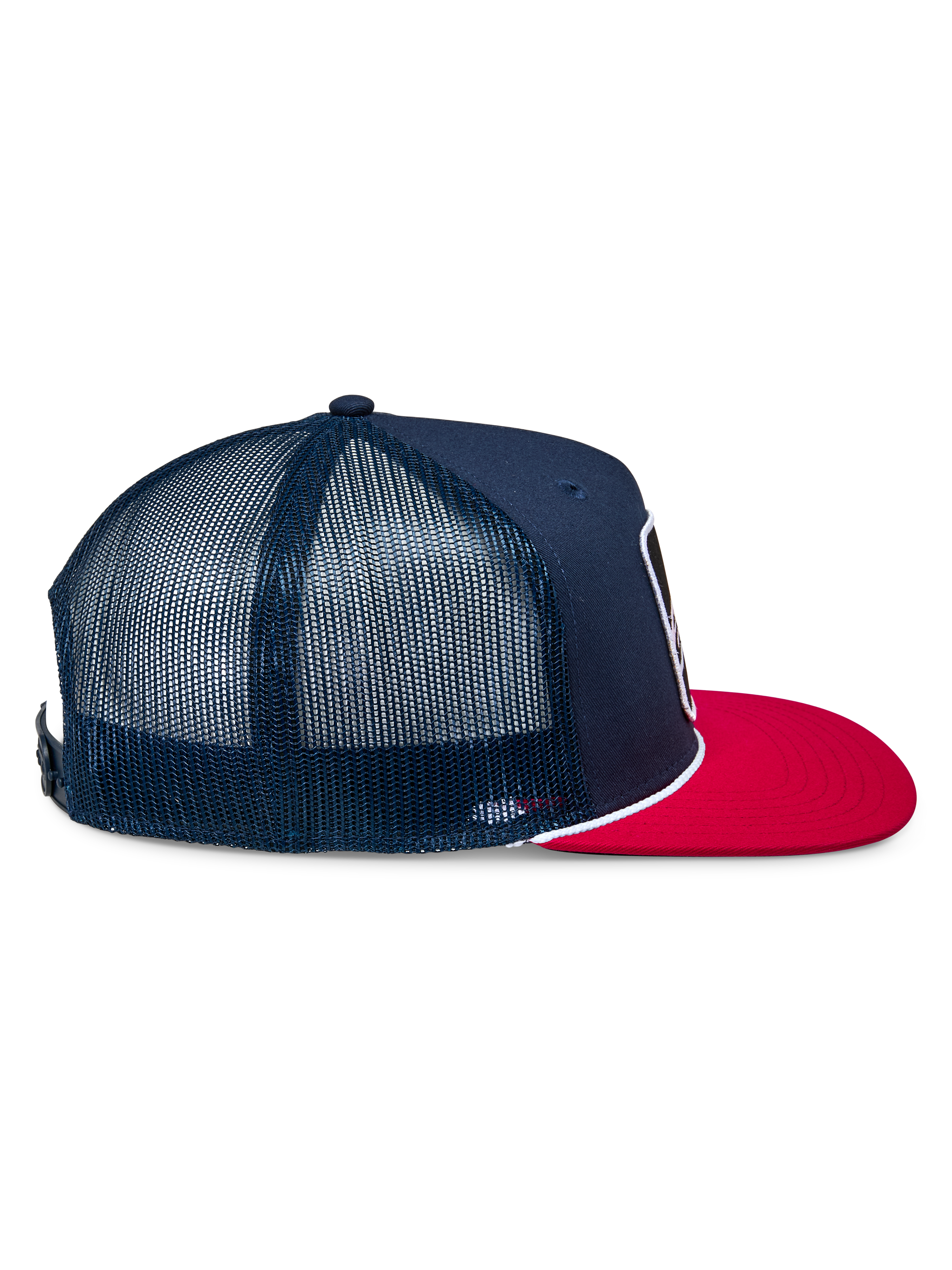 Cappello Alpinestars Control Trucker, blu navy e rosso, vista laterale di profilo che mostra la parte anteriore in twill navy e i pannelli posteriori in rete, visiera piatta rossa con dettaglio in corda intrecciata bianca, copricapo casual ispirato al motorsport