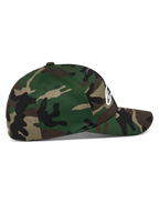 Cappello Alpinestars Ageless Multi, mimetico verde, vista di profilo laterale, visiera curva con corona strutturata, tessuto twill elasticizzato, logo Astars bianco in stampa 3D frontale e ricamo piatto posteriore, abbigliamento sportivo casual