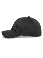 Alpinestars Corp Shift Multi Hat, cappellino da baseball, grigio scuro mélange, profilo laterale con logo Astars 3D nero, visiera curva, corona strutturata, tessuto twill elasticizzato, copricapo casual ispirato al motorsport