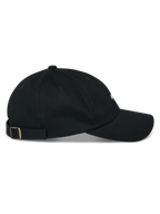 Alpinestars Cappello Deduce Strapback, nero, vista laterale, visiera curva con corona bassa non strutturata, tessuto in twill di cotone, chiusura strapback regolabile con fibbia in metallo, abbigliamento casual ispirato al motorsport