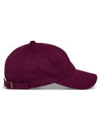 Cappello Alpinestars Deduce Strapback, bordeaux, vista laterale, visiera curva con corona bassa non strutturata, cinturino posteriore regolabile in tessuto con fibbia in metallo, abbigliamento sportivo casual in twill di cotone