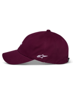 Cappello Alpinestars Deduce Strapback, bordeaux, vista di profilo con logo Astars bianco ricamato, visiera curva, corona bassa non strutturata, copricapo casual in twill di cotone