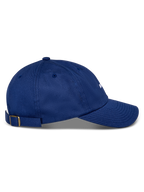 Cappello Alpinestars Deduce Strapback, blu, vista laterale, visiera curva, chiusura strapback regolabile con fibbia in ottone, costruzione in twill di cotone, copricapo casual con logo ricamato bianco