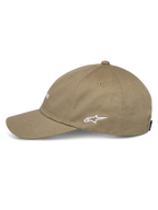 Cappello Alpinestars Deduce Strapback, color kaki, vista laterale con logo Astars ricamato in bianco, visiera curva, costruzione in twill di cotone, streetwear casual motorsport