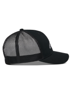 Cappello Alpinestars Reflect Ageless Trucker, vista laterale, nero, caratterizzato da corona strutturata, visiera curva e pannelli posteriori in rete traspirante, logo frontale riflettente, copricapo casual ispirato al motorsport