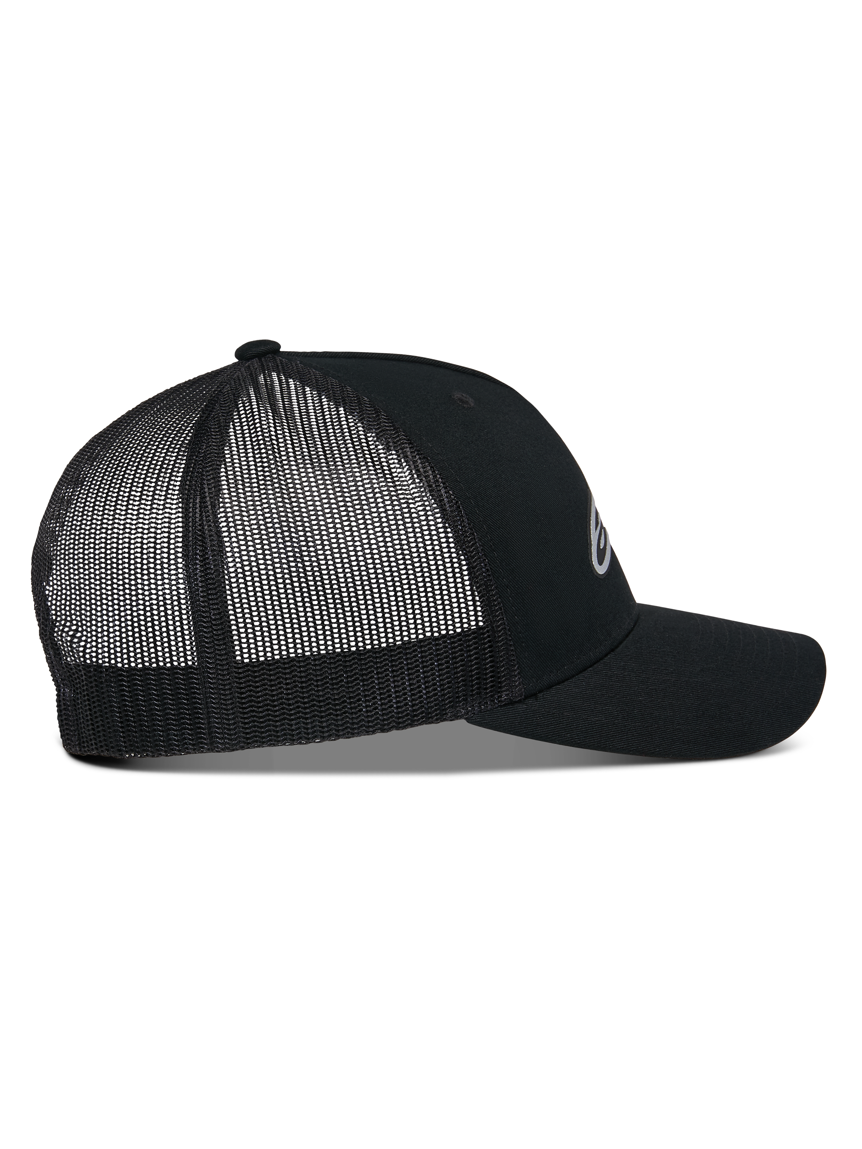 Cappello Alpinestars Reflect Ageless Trucker, vista laterale, nero, caratterizzato da corona strutturata, visiera curva e pannelli posteriori in rete traspirante, logo frontale riflettente, copricapo casual ispirato al motorsport