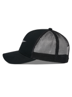 Cappello Alpinestars Reflect Ageless Trucker, profilo laterale, nero, visiera curva con corona strutturata, pannelli posteriori in rete traspirante, dettaglio logo riflettente, copricapo casual motorsport
