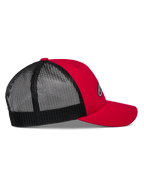 Cappello Trucker Alpinestars Reflect Ageless, rosso e nero, vista laterale di profilo, parte anteriore in twill rosso e visiera curva, retro in rete di poliestere nera, corona strutturata, copricapo casual ispirato al motorsport