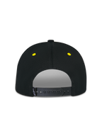 Alpinestars Thickness Snapback Hat, nero e giallo fluo, vista posteriore con chiusura snapback regolabile, occhielli ricamati gialli, corona strutturata, copricapo casual da motorsport