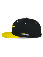 Cappello Snapback Alpinestars Thickness, nero e giallo alta visibilità, profilo laterale, corona strutturata con occhielli gialli e visiera piatta gialla, logo Astars ricamato sul lato, copricapo casual da motorsport