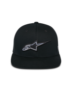 Cappello Snapback Alpinestars Thickness, nero, vista frontale con corona strutturata e visiera piatta, logo Astars ricamato in 3D con dettagli bianchi e azzurro chiaro, streetwear casual ispirato al motorsport