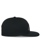 Cappello Snapback Thickness Alpinestars, nero, vista laterale, corona strutturata con visiera piatta, tessuto principale in twill di cotone, dettaglio del logo ricamato 3D, copricapo casual da motorsport