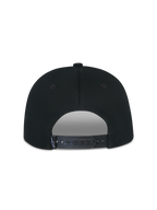 Cappello Alpinestars Thickness Snapback, nero, vista posteriore con chiusura snapback regolabile, cinturino in plastica nera con piccola etichetta bianca con logo Astars, corona strutturata in twill di cotone, abbigliamento sportivo casual