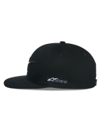 Cappello Snapback Alpinestars Thickness, nero, vista di profilo laterale che mostra la corona strutturata e la visiera piatta, logo Astars laterale ricamato in bianco, copricapo casual ispirato al motorsport