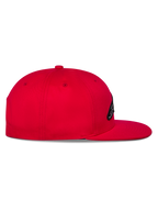 Cappello Snapback Alpinestars Thickness, rosso, vista laterale con visiera piatta e corona strutturata, logo ricamato sul davanti, copricapo casual ispirato al motorsport