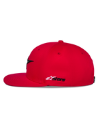 Cappello Alpinestars Thickness Snapback, rosso, vista laterale, visiera piatta e corona strutturata, ricamo Astars laterale bianco e nero, copricapo casual ispirato al motorsport