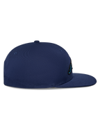 Cappello Alpinestars Thickness Snapback, berretto blu navy, vista laterale di profilo, corona strutturata con visiera piatta, tessuto in twill di cotone, dettaglio del logo ricamato sul davanti, copricapo casual da motorsport