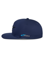 Cappello Alpinestars Thickness Snapback, blu navy, vista laterale, visiera piatta con corona strutturata, logo Astars laterale ricamato in azzurro e grigio, casual motorsport streetwear