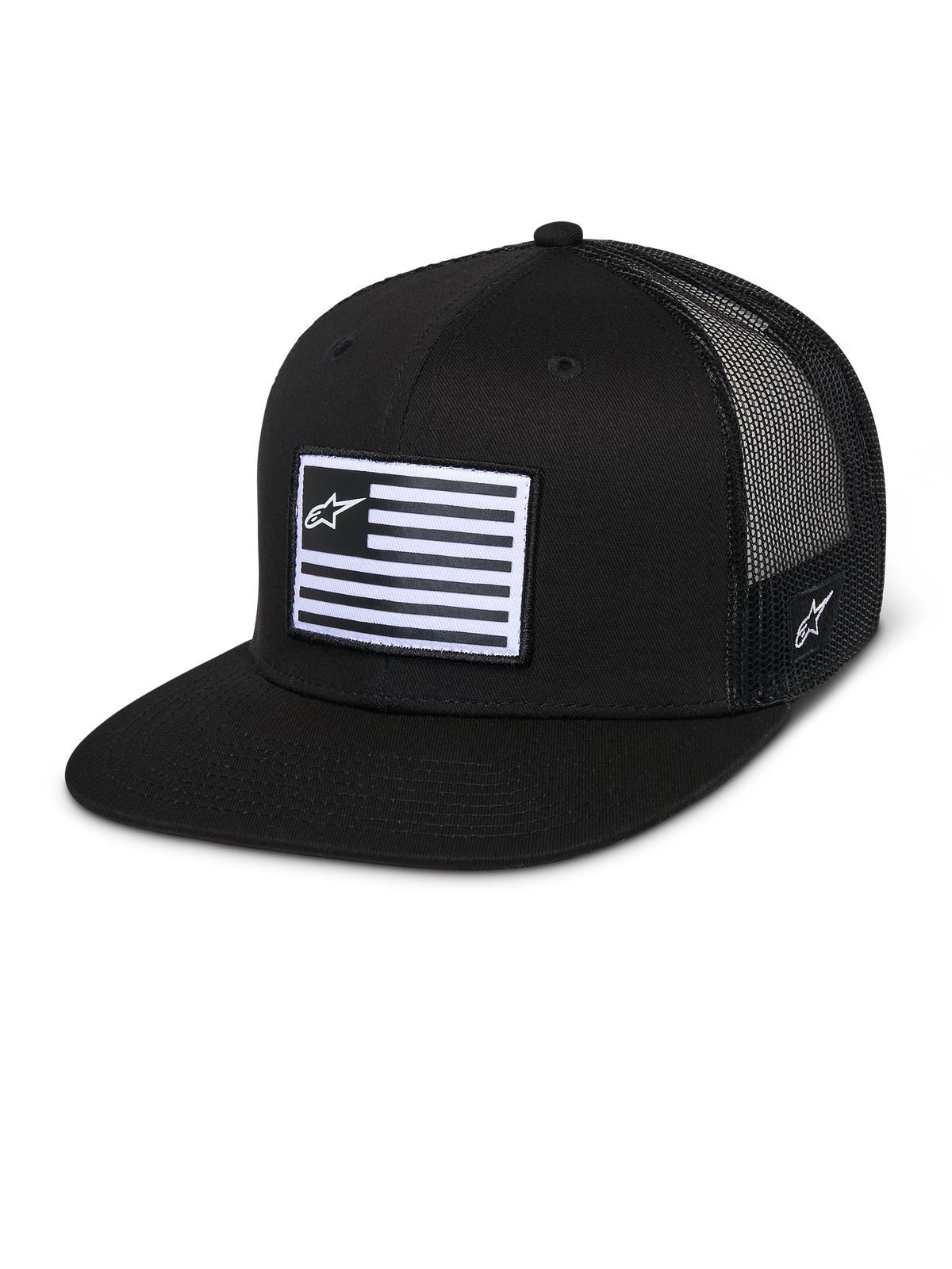 Alpinestars Flag Flat Trucker Hat, cappello nero con visiera piatta e corona strutturata, retro in mesh nero traspirante, patch frontale rettangolare con strisce orizzontali e logo a stella, ricamo laterale, design casual ispirato al motorsport