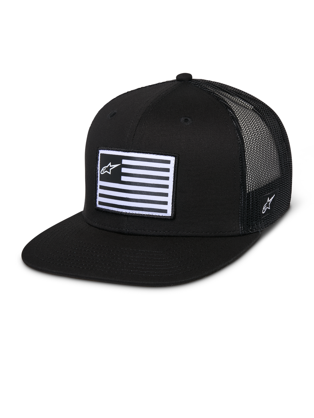 Alpinestars Flag Flat Trucker Hat, cappello nero con visiera piatta e corona strutturata, retro in mesh nero traspirante, patch frontale rettangolare con strisce orizzontali e logo a stella, ricamo laterale, design casual ispirato al motorsport