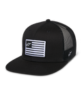 Alpinestars Flag Flat Trucker Hat, cappello nero con visiera piatta e corona strutturata, retro in mesh nero traspirante, patch frontale rettangolare con strisce orizzontali e logo a stella, ricamo laterale, design casual ispirato al motorsport